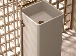 Lavabo totem design de forme rectangulaire. Il est conçu en une seule pièce avec des bords droits et des lignes épurées, finition blanche et lisse, Matière Résine Solid Surface, Taille 40 x 40 x 90 cm - LIVRAISON OFFERTE